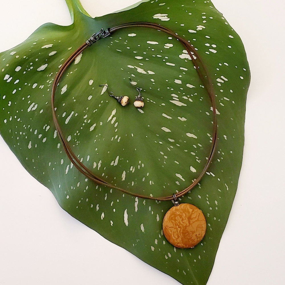 Necklace w/ round pendant & earrings set